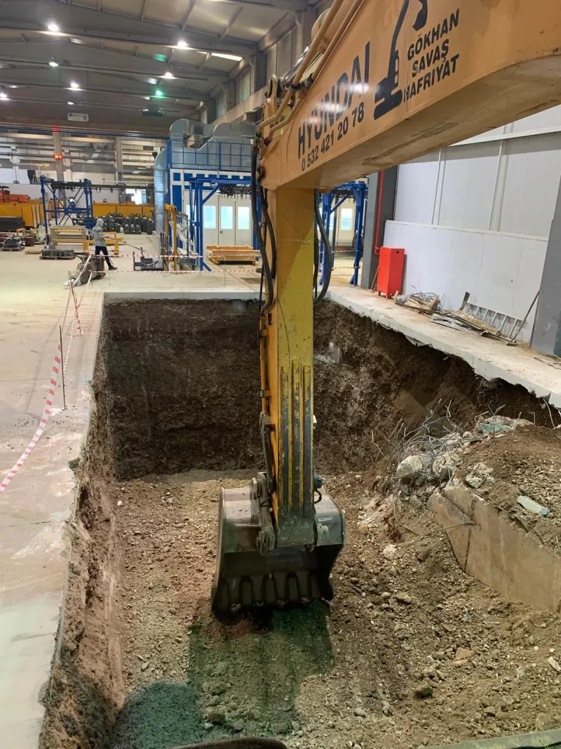 Fabrika binasının içinde ekskavatörle derin kazı