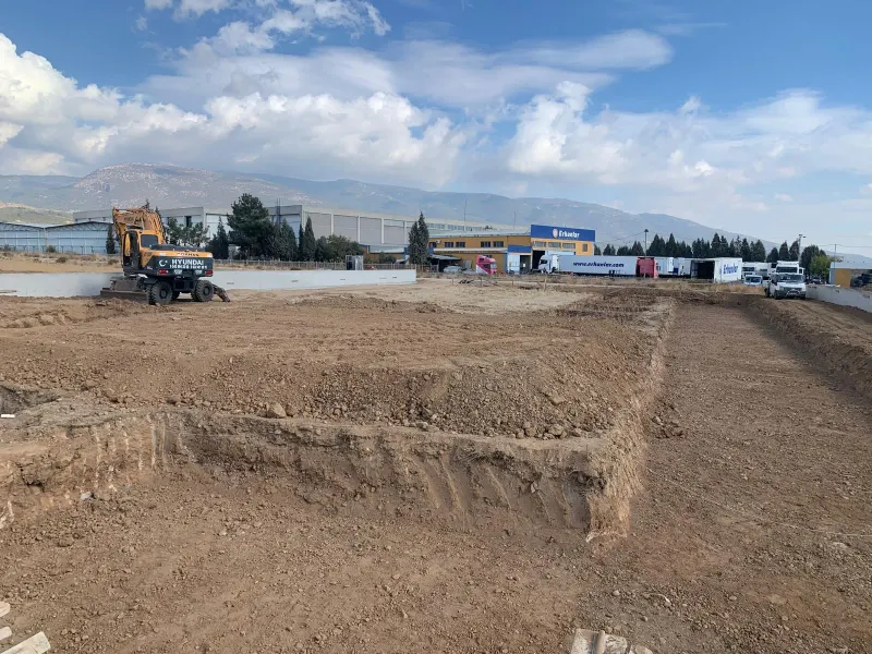 Dağ manzaralı arsada geniş temel ve saha kazısı