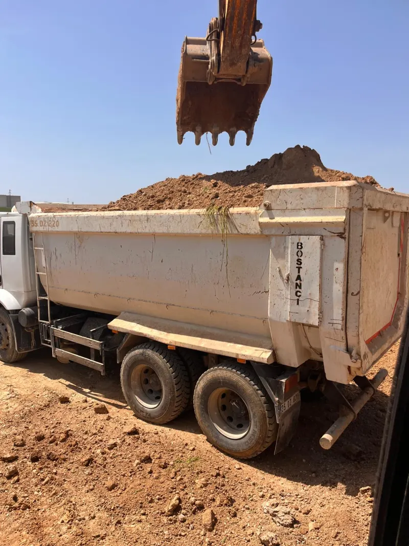 Hafriyat toprağıyla dolu damperli kamyon