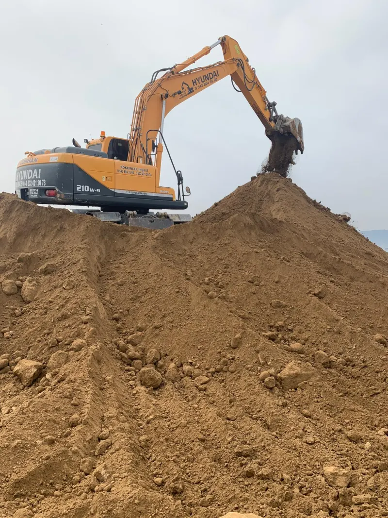 Hyundai R210W-9 lastik tekerlekli ekskavatör toprak yığınında