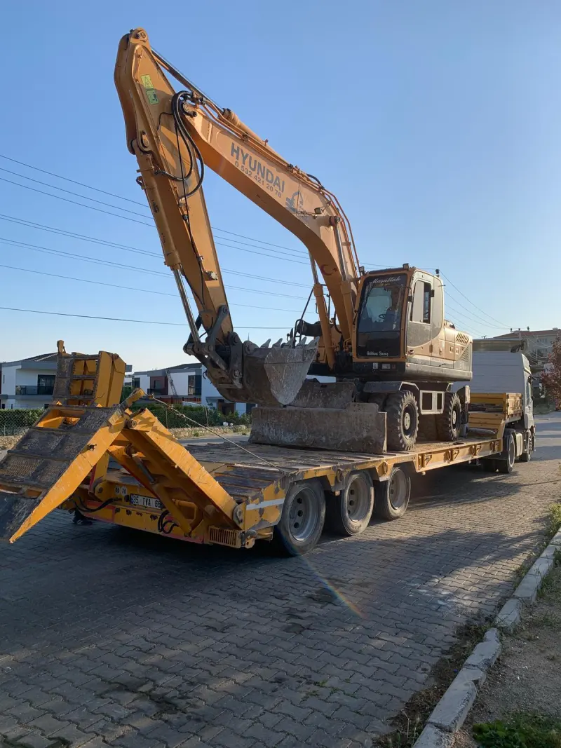 Ekskavatör lowbed dorse üzerinde şantiyeye taşınıyor
