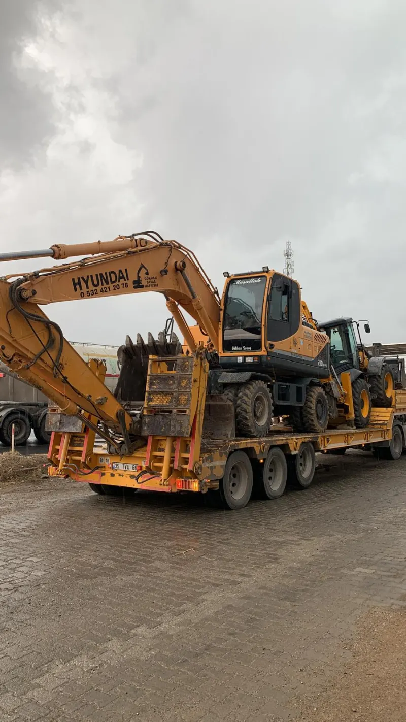 Ekskavatör ve kepçe lowbed dorse üzerinde